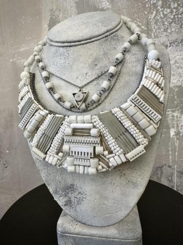 Šperk s řetízky, ketlovacími jehlami a přívěšky z chirurgické oceli