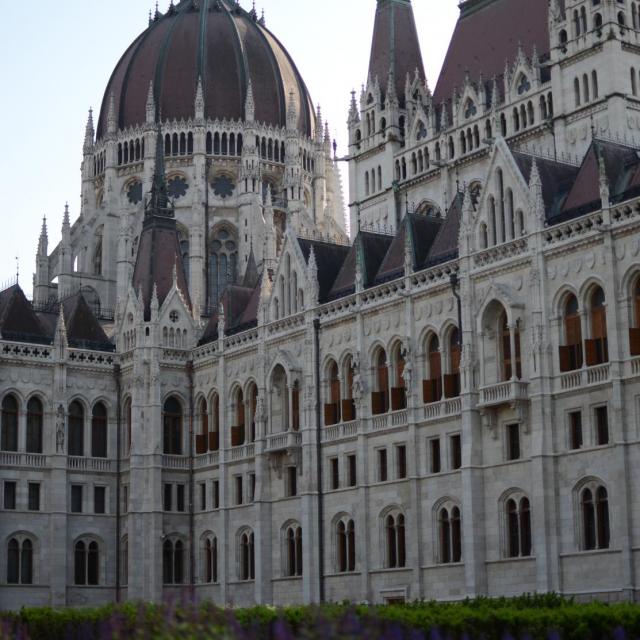 Matyó růžičky, pivoňky, krásné výhledy, ale i válka, smutek a teror - 1. den v Budapešti