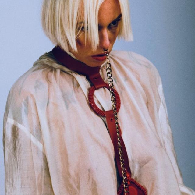 Fotograf: PunkPhoto.cz Model: Lu Epic Šperk: Red Kinky Tie (v nabídce e-shopu)