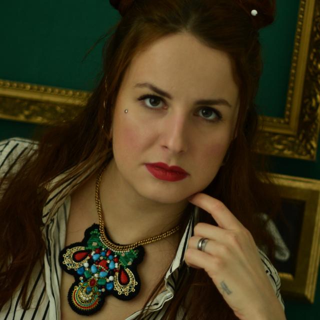 Fotografka: Veronika Růžičková Model: Já Šperk: Colorful Trash (prodáno) Lokace: Mé tetovací studio Praha