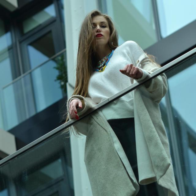 Fotografka: Veronika Růžičková Model: Jitka Dušková Šperk: Colorful Trash III (prodáno) Lokace: Florentinum Praha