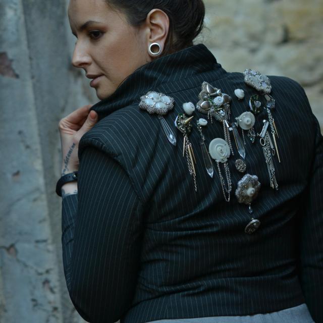 Fotografka: Veronika Růžičková Model: Já Šperk: ukázka možnosti stylingu za pomocí broží Lokace: Zámek Ploskovice