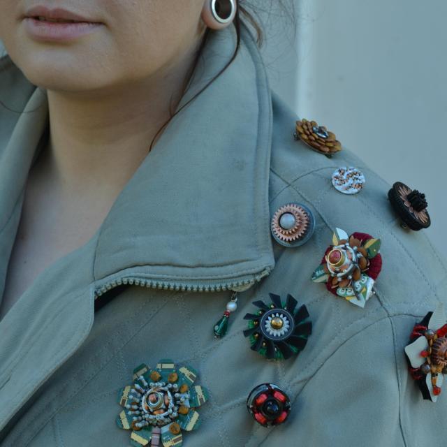 Fotografka: Veronika Růžičková Model: Já Šperk: ukázka možnosti stylingu za pomocí broží Lokace: Zámek Ploskovice