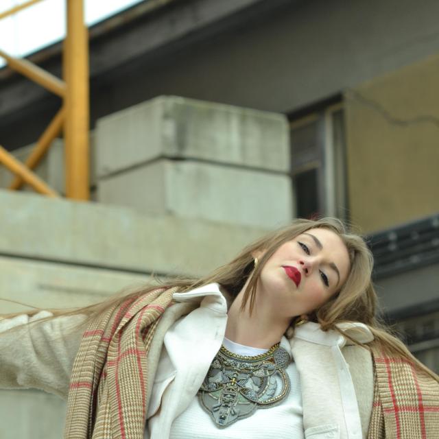 Fotografka: Veronika Růžičková Model: Jitka Dušková Šperk: Necklascifi I (prodáno) Lokace: Florentinum Praha