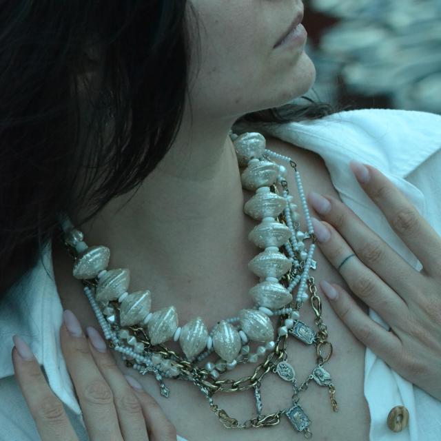 Fotografka: Veronika Růžičková Model: Klára Váchalová Šperk: Chains and pearls (prodáno) Lokace: Praha