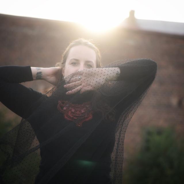 Fotografka: Nina Anna Model: Já Šperk: Mono Color Necklascifi I (prodáno) Lokace: Josefov hradby Bastion IV