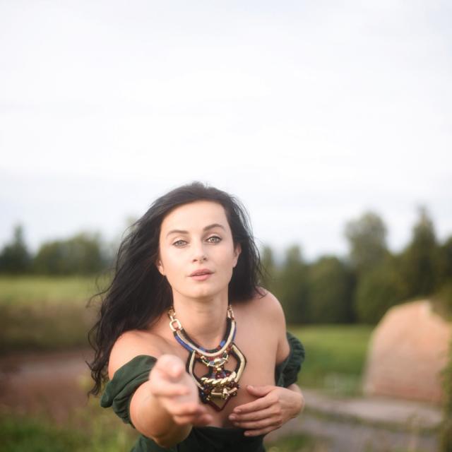 Fotografka: Nina Anna Model: Markéta Schejbalová Šperk: Trash queen II (v nabídce e-shopu) Lokace: Josefov hradby Bastion IV